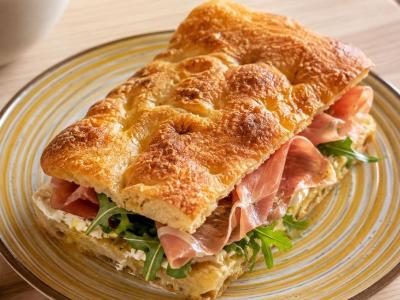 вкусна и прясно изпечена фокача